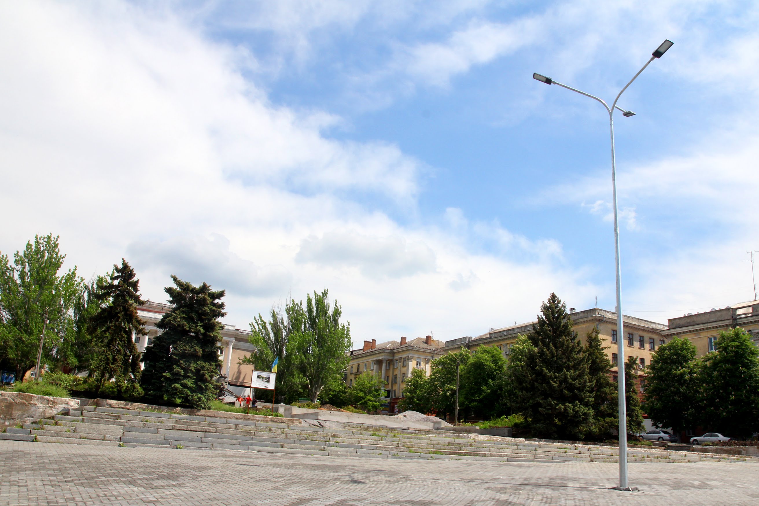 Площа – місце зустрічі тисяч городян.
