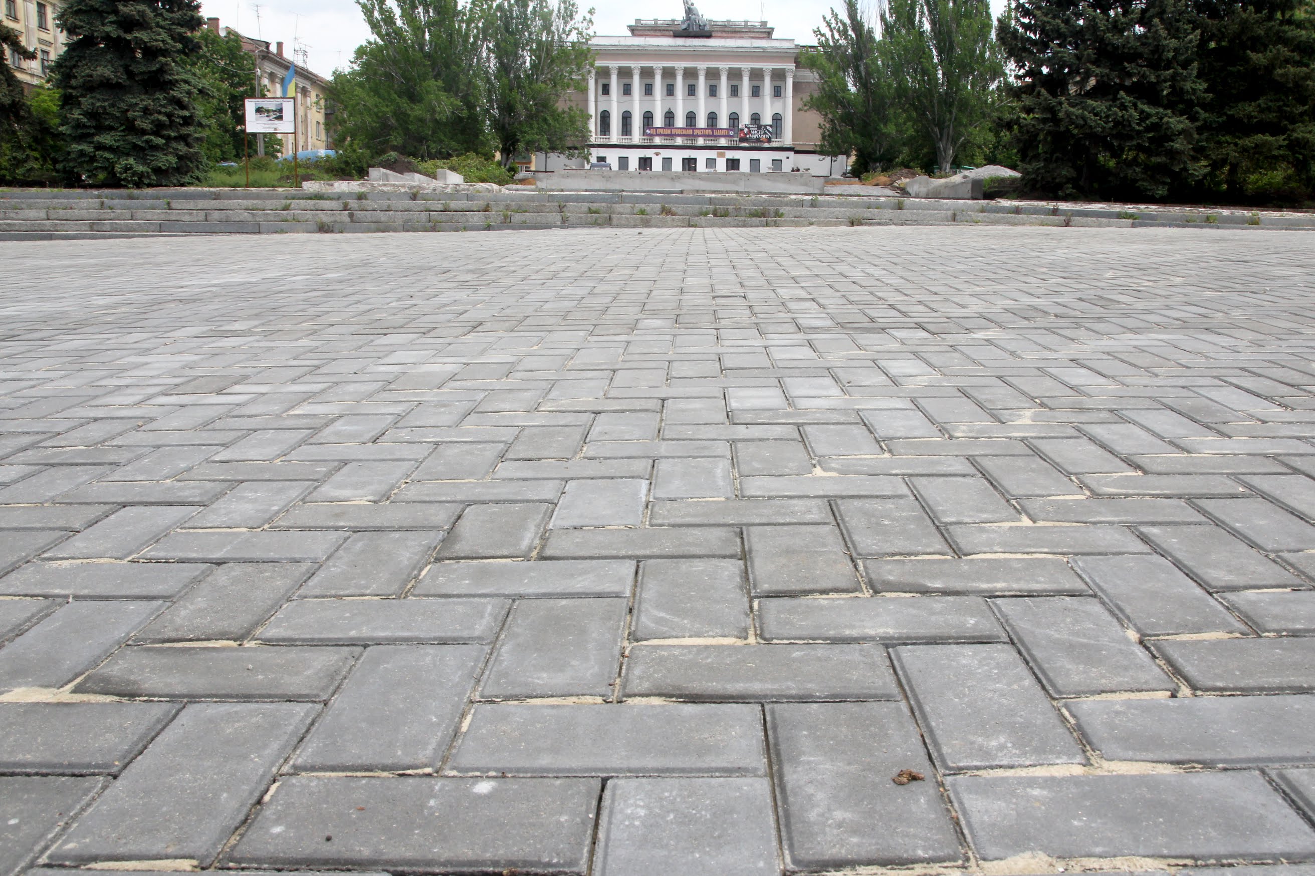 Укладають плитку.
