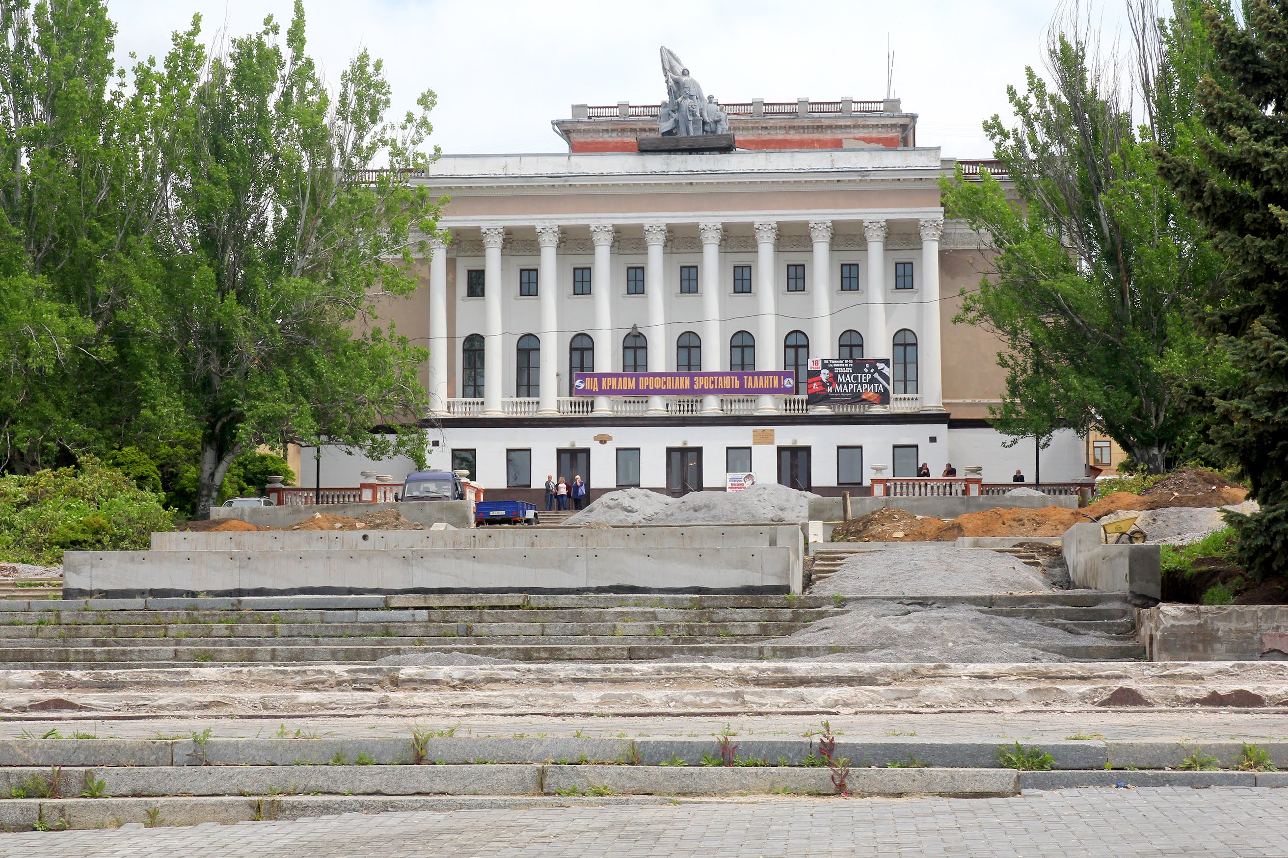Площа Гірницької Слави примикає до Будинку культури Марганецького гірничо-збагачувального комбінату.