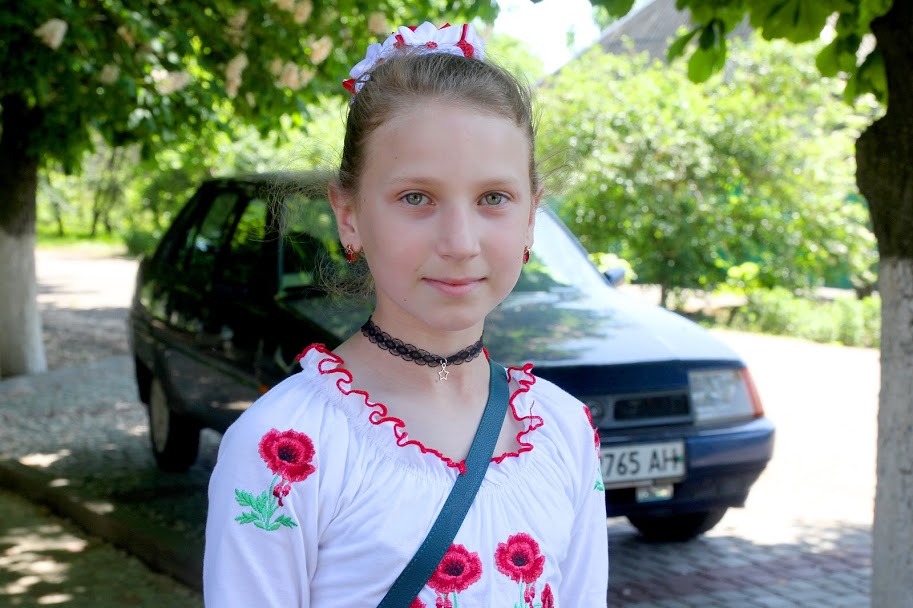 Ксенія Рожкован: «Я граю у бадмінтон і футбол, а ще танцюю. Класно, що у селі будують новий стадіон. Я думаю він буде таким гарним, як показують по телевізору»