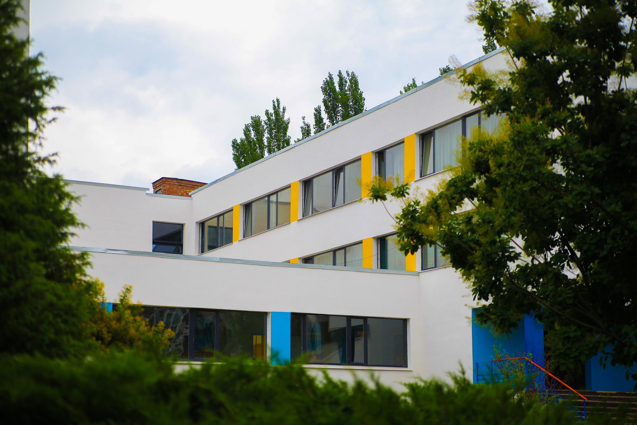 У фасаді школи превалює білий колір,