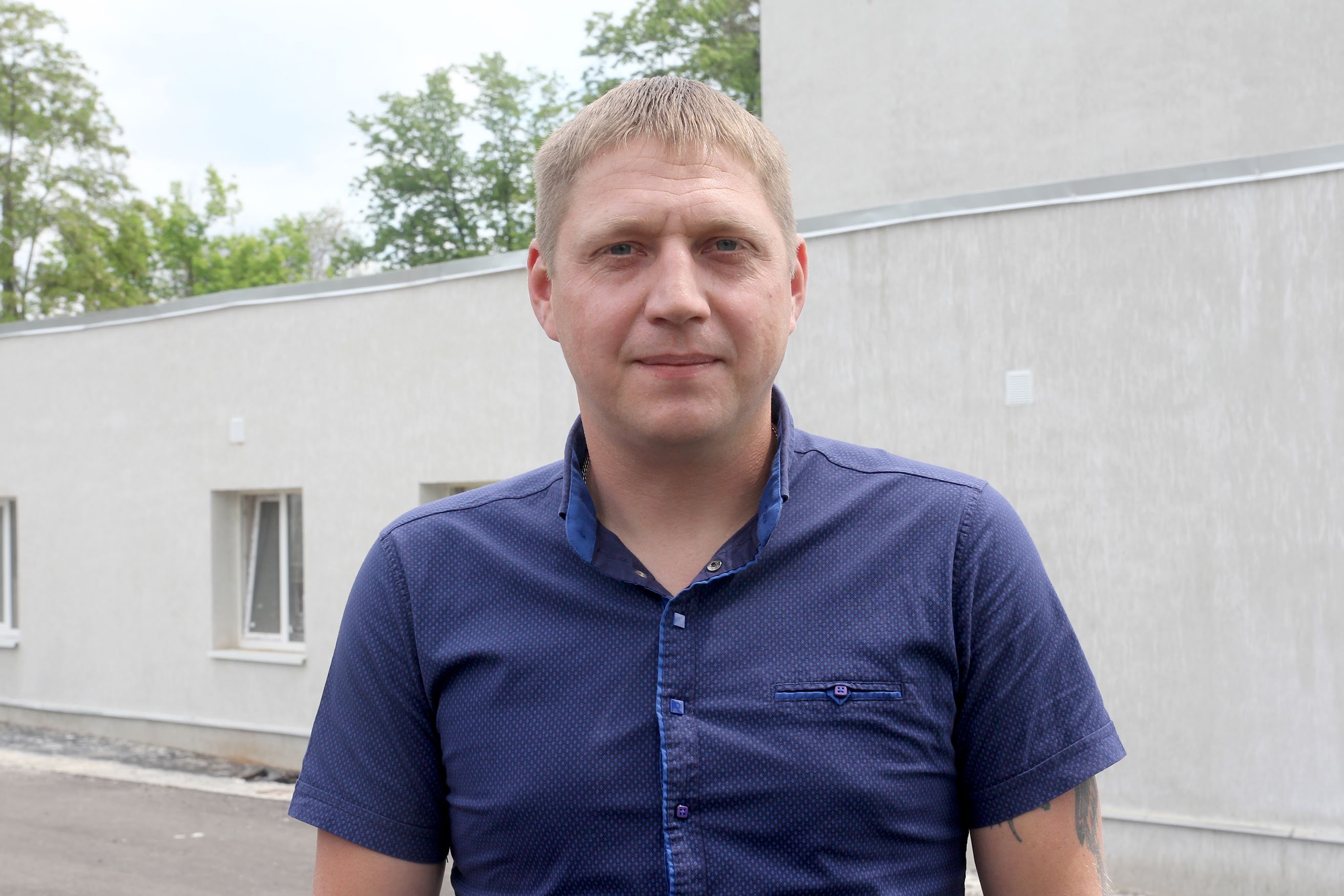 «Заклад був у жахливому стані. Зі стелі капало, у вікна задувало, через погане опалення взимку займатися було холодно, – розказав Едгар Огоновський. – Це перший ремонт нашої школи».