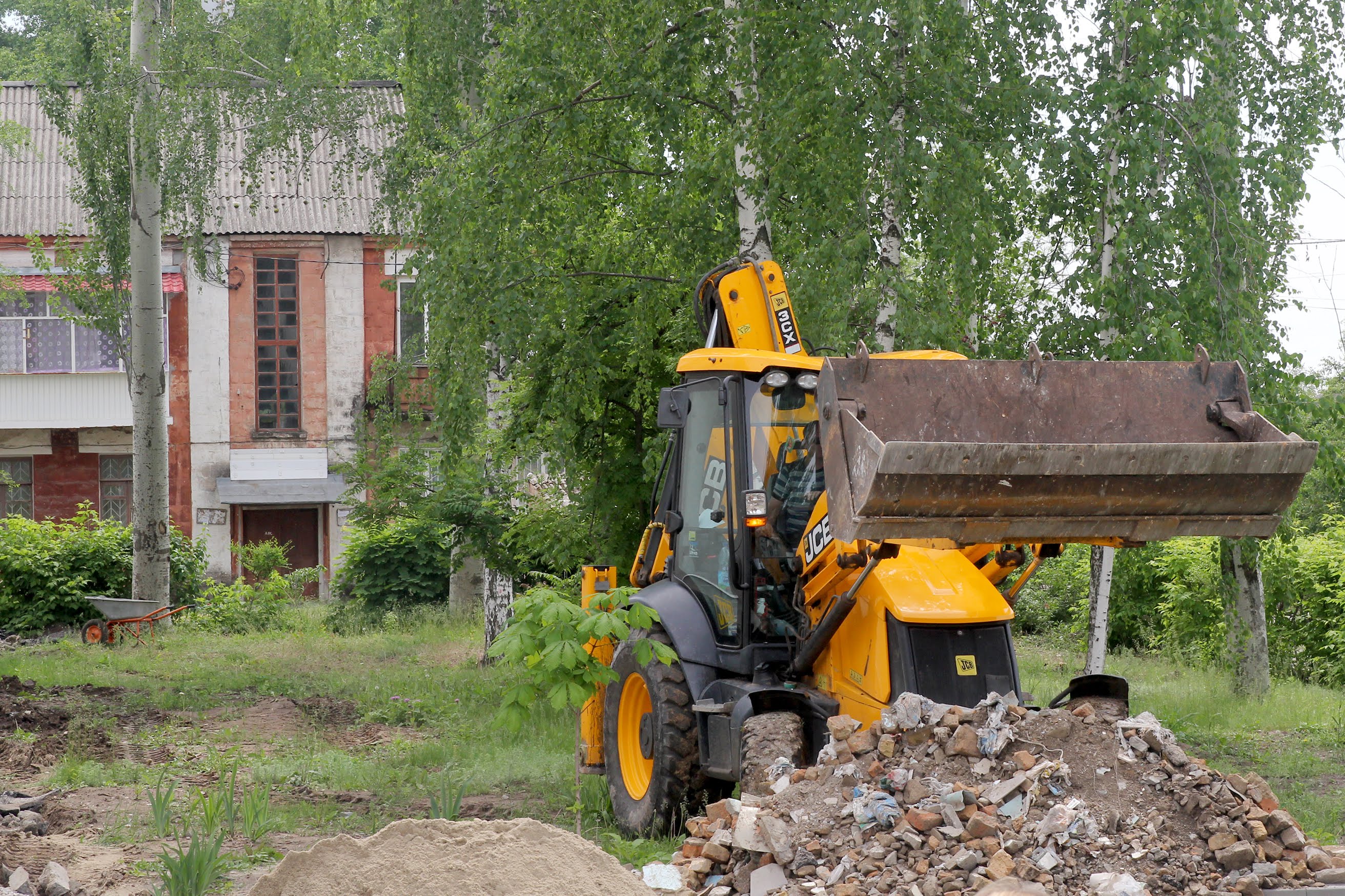 Робота кипить на подвір'ї.