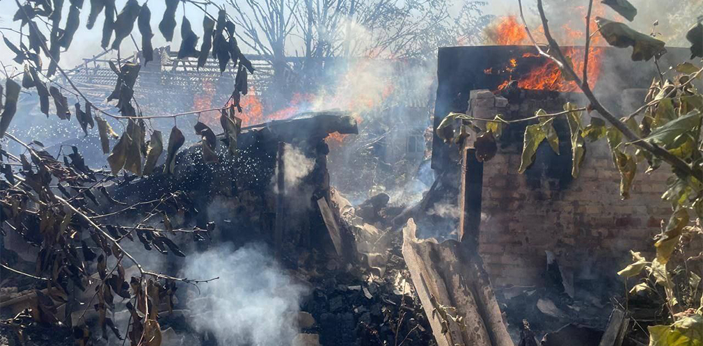 У Нікополі внаслідок ворожого артобстрілу зайнявся приватний будинок