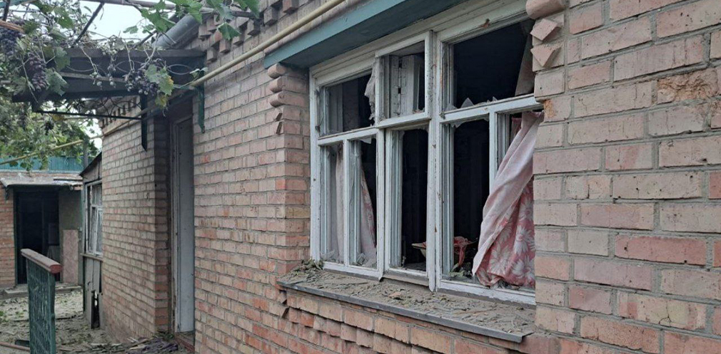 У Нікополі через обстріли вікно у будинку без скла