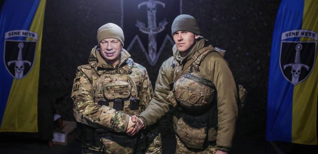 Олександр Сирський та Сергій Заремба тиснуть руки