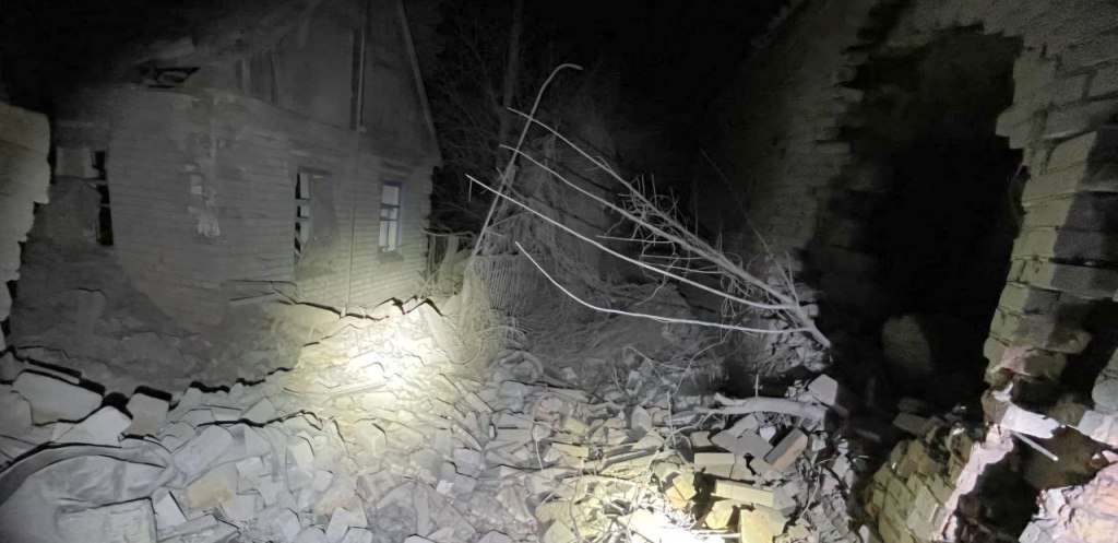 Все подвір'я в побитій цеглі